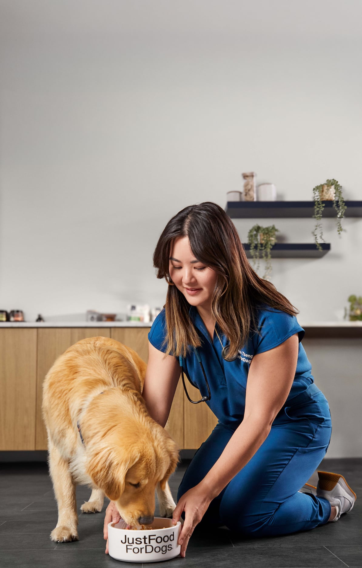 veterinary nutritionist feeding a dog fresh